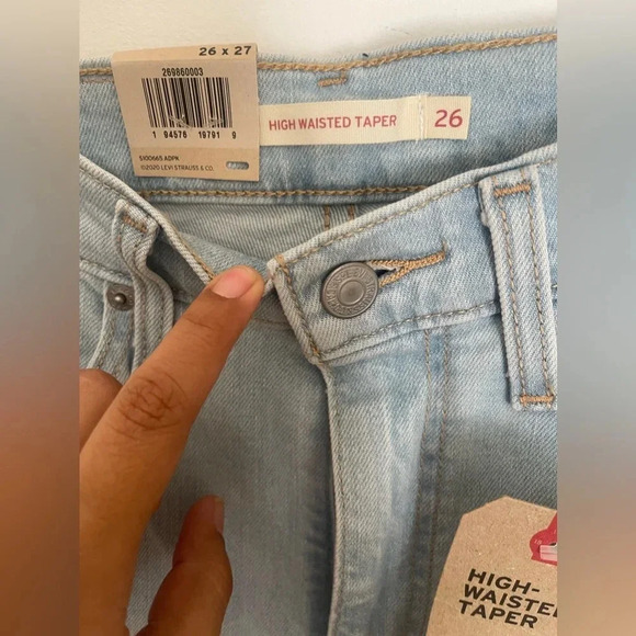 NEW! Levi's High Waisted Taper Women's Jeans Light wash Blue  Size W26L27 - Picture 6 of 10